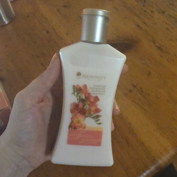 Bronnley freesia moisturizing body lotion - Picture 2 of 5
